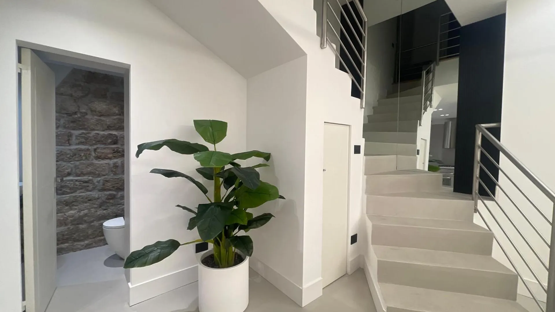 Completely Renovated 2Br Spacious & Stylish Town House-Amazing Olbia 0*,