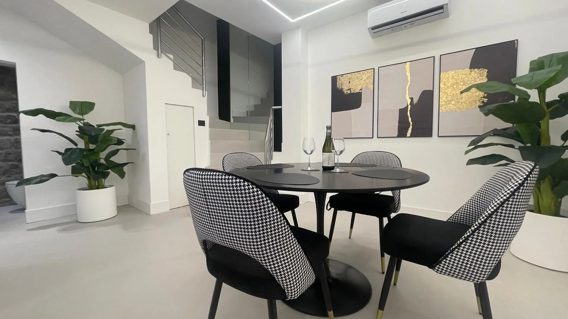 Completely Renovated 2Br Spacious & Stylish Town House-Amazing Olbia Apartment