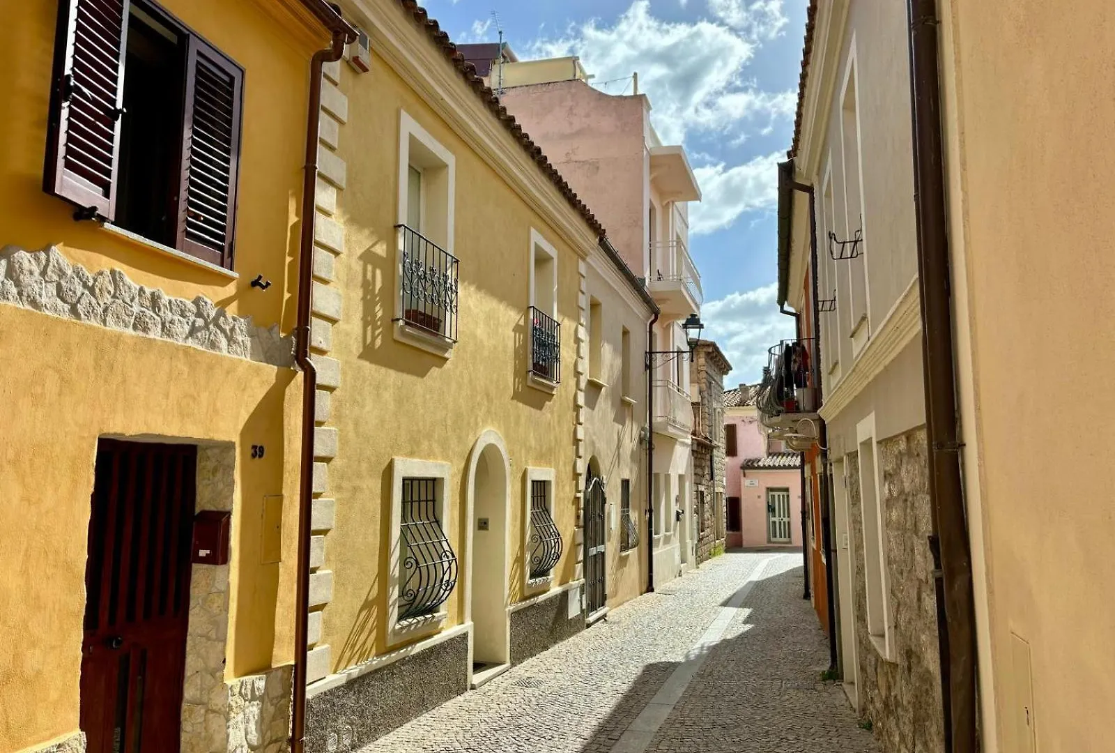 Completely Renovated 2Br Spacious & Stylish Town House-Amazing contacts